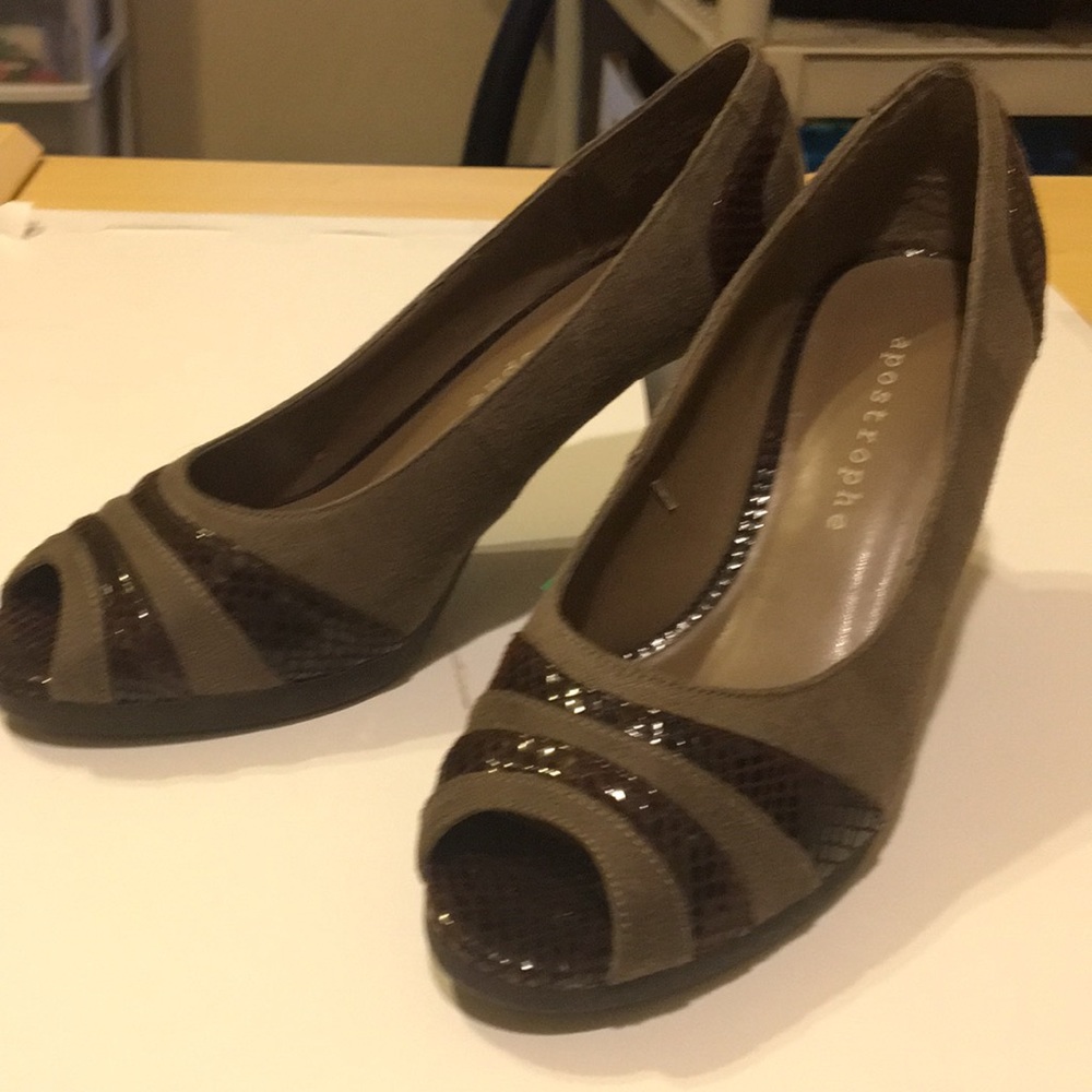EUC Apostrophe 7M Heels Peep Toe Olive/Brown 3”.